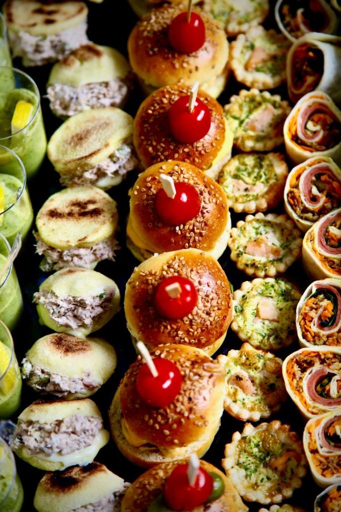 Petits fours dressés sur plateau