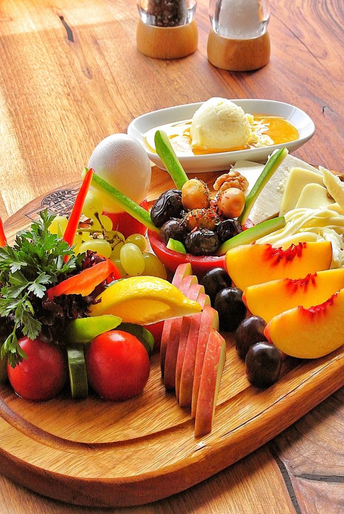 Planche garnie de fruits et de mets pour une fête de famille