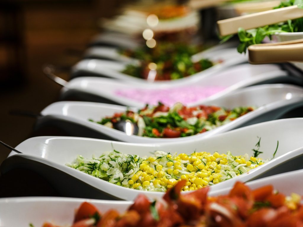 Buffet de salades et plats froids pour un séminaire