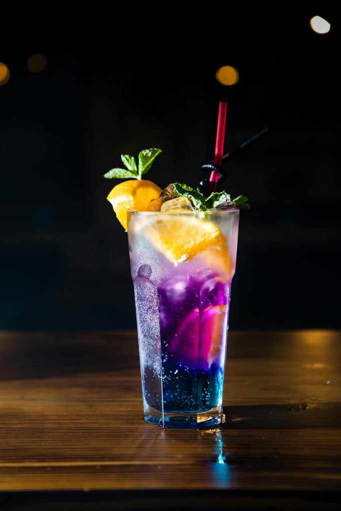 Cocktail coloré servi au vin d’honneur