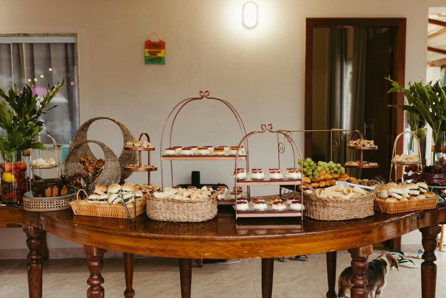 Buffet dressé dans une salle de réception