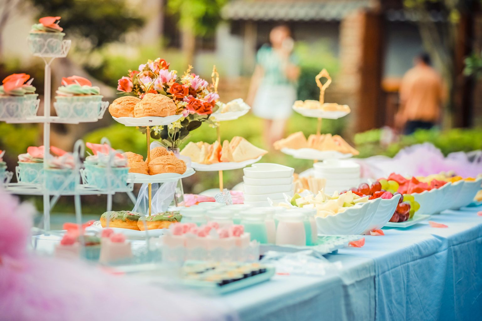 Buffet de desserts dressé en extérieur pour un mariage