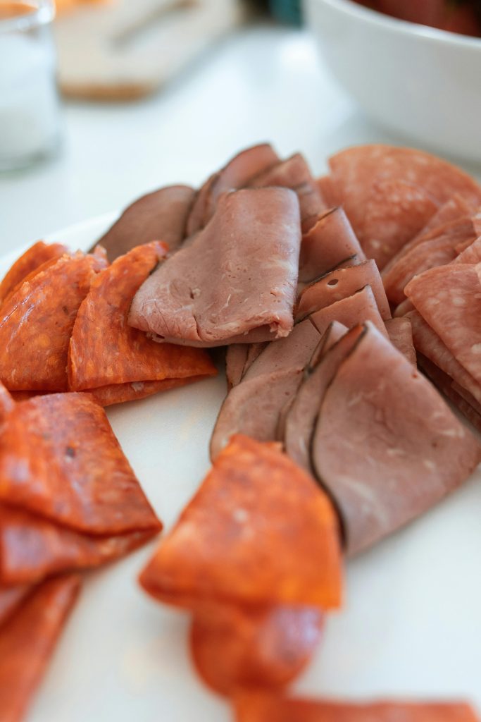 Assiette de charcuterie finement tranchée