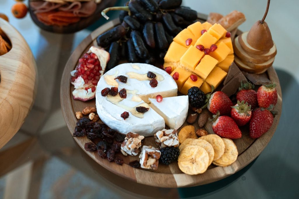 Plateau de fromages et fruits frais